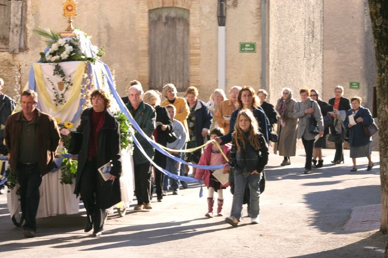Procession solennelle de la relique dans les rues du village : Â« Laissons-nous maintenant conduire par notre lumineuse messagÃ¨re Â»