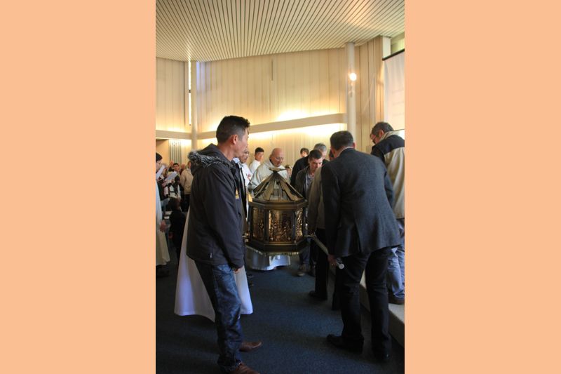 ArrivÃ©e de la chÃ¢sse venue visiter la paroisse avant son installation dÃ©finitive Ã  lâ€™Ã©glise Saint-Michel de Dijon