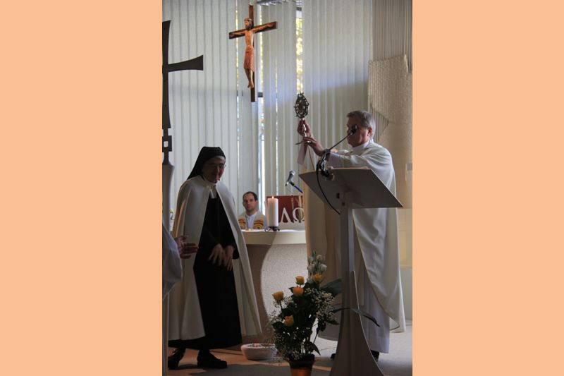 PrÃ©sentation du reliquaire offert par le Carmel Ã  la paroisse, comme une prÃ©sence dÃ©finitive dâ€™Elisabeth auprÃ¨s de ses amis