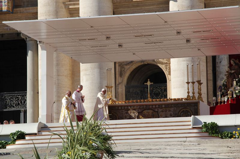 Encensement de lâ€™autel par le Pape avant la liturgie eucharistique