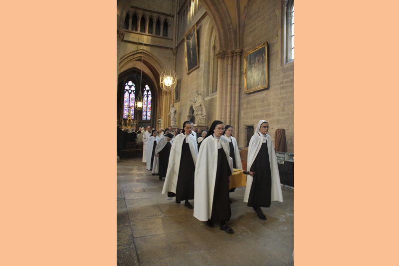 PortÃ© par les carmÃ©lites de Dijon â€“ Flavignerot venues exceptionnellement pour honorer leur Â« grande sÅ“ur Â» dans la foi