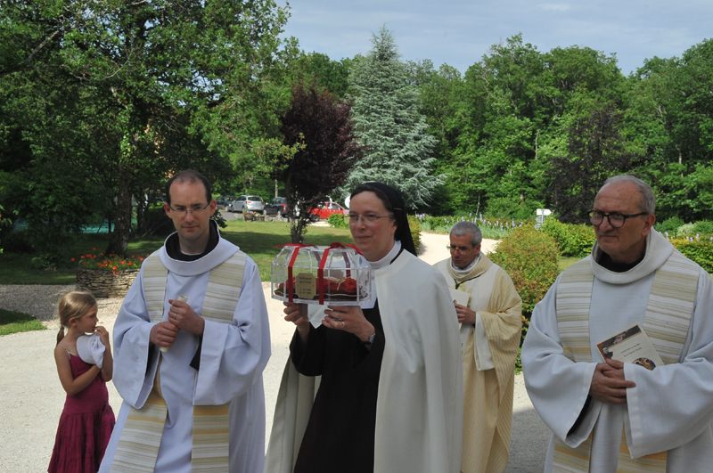 Procession dâ€™entrÃ©e, la prieure du Carmel portant le reliquaire