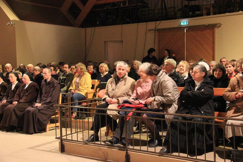 Le public se rassemble nombreux dans la chapelle du Carmel
