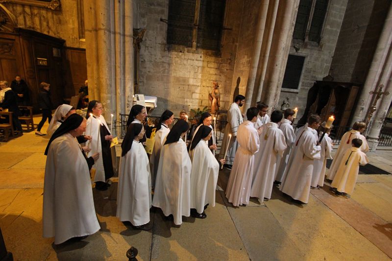 La communautÃ© du Carmel de Flavignerot entre dans la procession pour attendre la chÃ¢sse Ã  lâ€™entrÃ©e de lâ€™Ã©glise