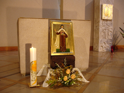 Icône d'Elisabeth de la Trinité devant l'autel du Carmel de Flavignerot