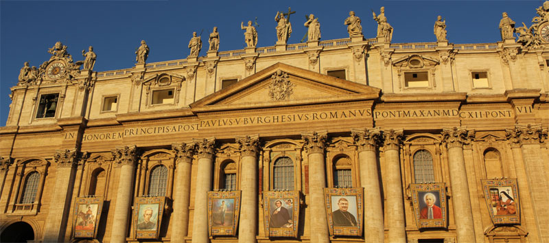 Façade de Saint-Pierre de Rome avec le portrait des 7 nouveaux saints