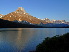 Montagne au bord d'un lac