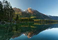 Reflet des montagnes dans un lac