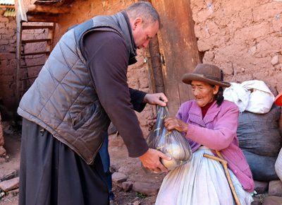 Missionnaire aidant un pauvre en Amérique du Sud