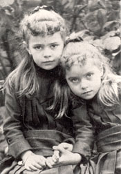 Elisabeth à 8 ans avec sa soeur Marguerite