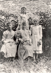 Elisabeth à 14 ans avec sa soeur Guite , Marie-Louise et Françoise de Sourdon
