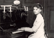 Elisabeth à 13 ans au piano