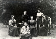 Elisabeth à 18 ans avec Guite et des amies