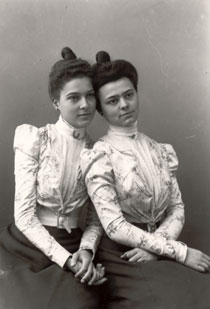 Elisabeth à 21 ans avec sa soeur Guite