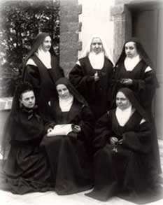 Elisabeth et quelques soeurs de sa communauté