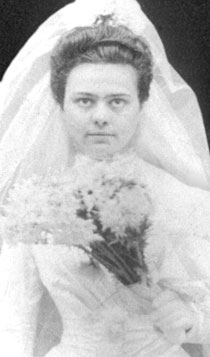 Elisabeth en robe de mariée pour sa prise d'habit