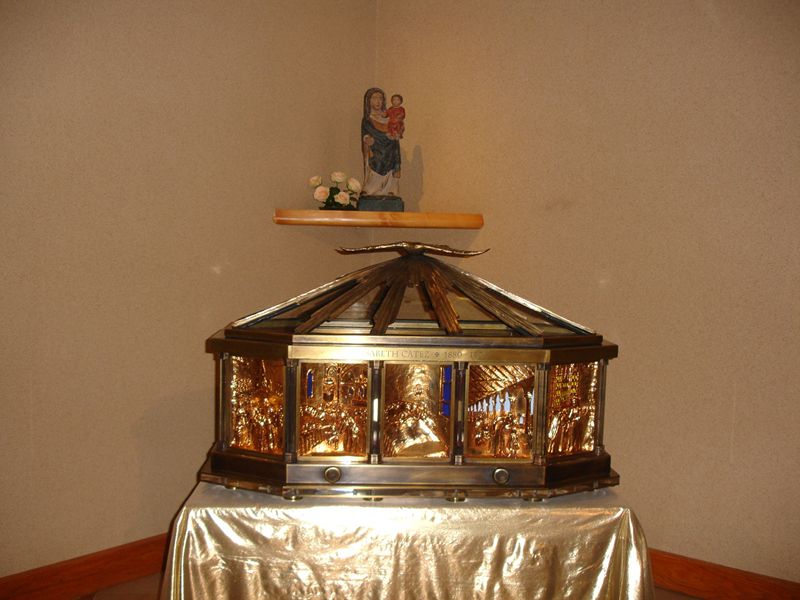 La chÃ¢sse contenant les reliques de Sainte Elisabeth, exposÃ©e dans la chapelle du Carmel avant son installation Ã  lâ€™Ã©glise Saint-Michel